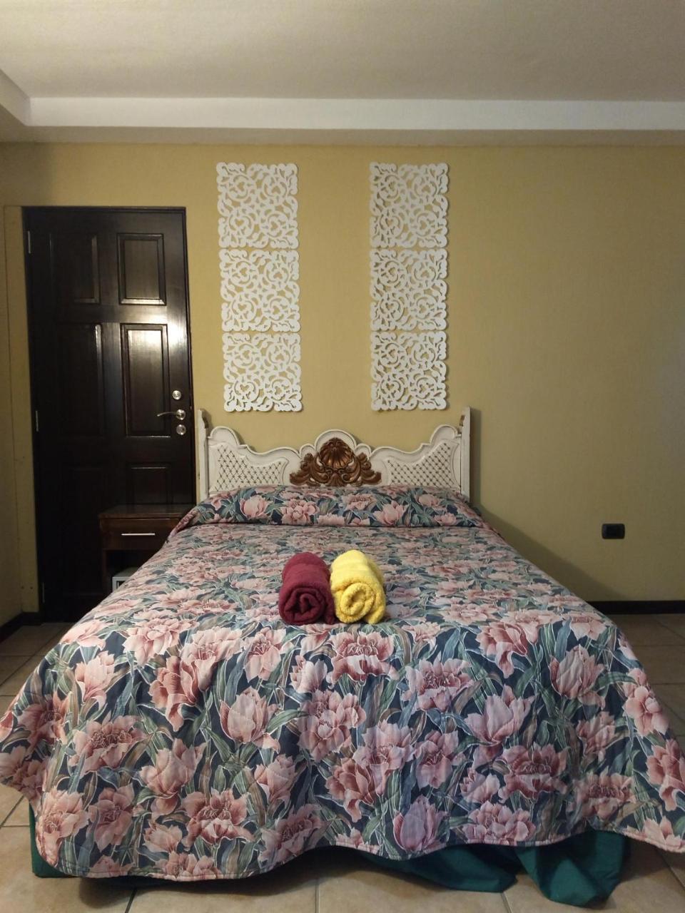 Give House Bed & Breakfast Guatemala City Екстериор снимка