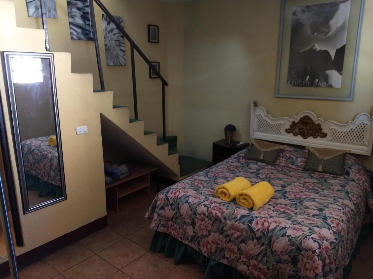 Give House Bed & Breakfast Guatemala City Екстериор снимка