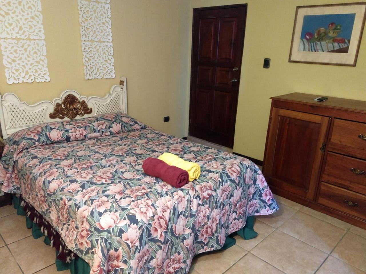 Give House Bed & Breakfast Guatemala City Екстериор снимка